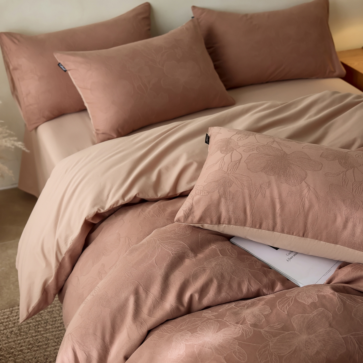 91家纺网 家纺一手货源 找家纺 小懒猪 2026新款亲肤舒适立体全棉纯棉提花四件套-二 花柔玉净-深秋咖