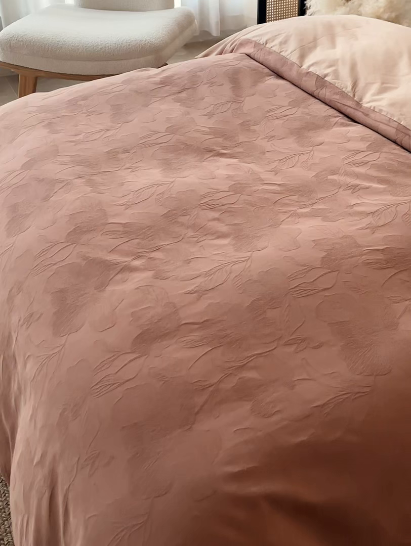 91家纺网 家纺一手货源 找家纺 小懒猪 2026新款亲肤舒适立体全棉纯棉提花四件套-二 花柔玉净-深秋咖