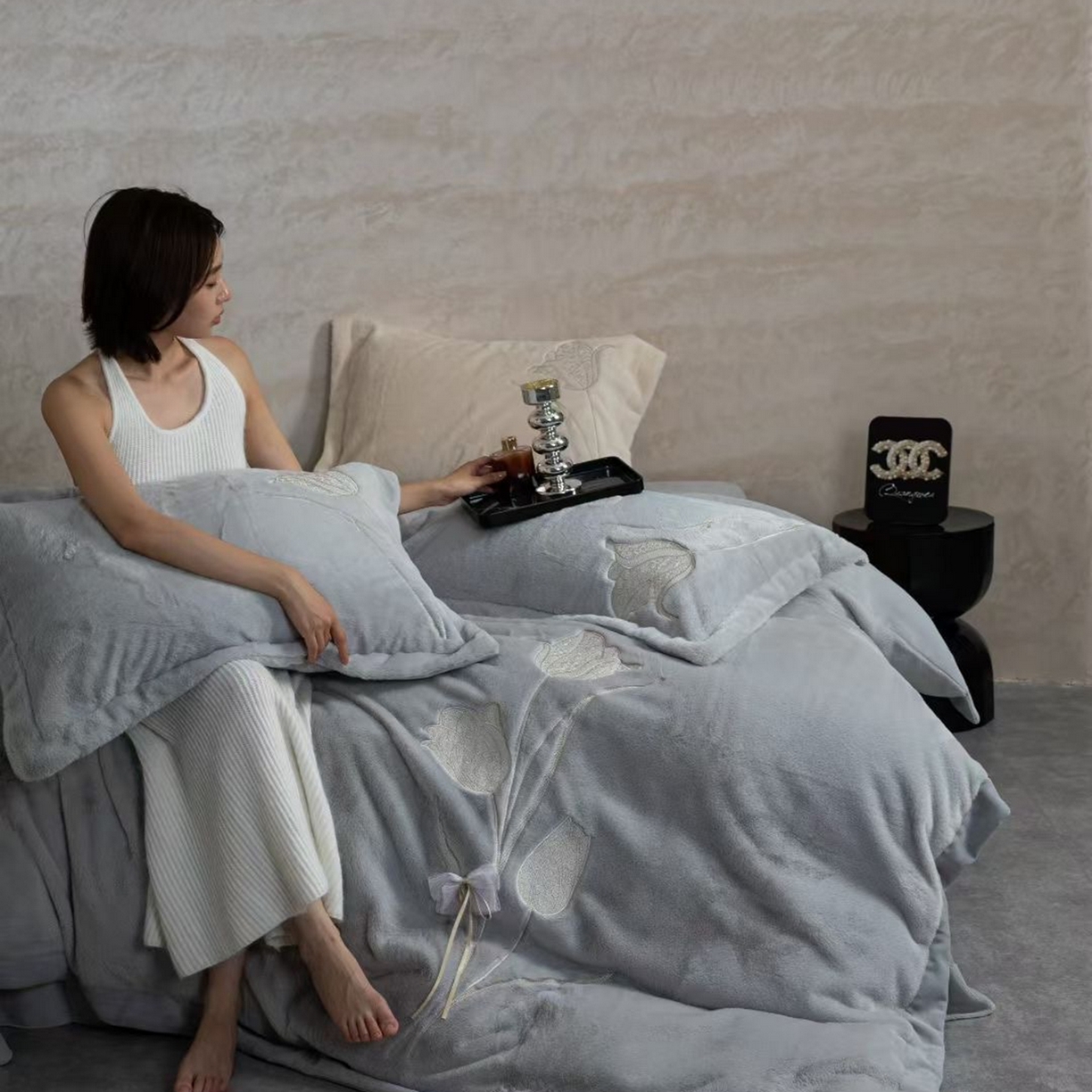 91家纺网 家纺一手货源 找家纺 2026新款高端高克重水貂绒四件套-漫枝系列 漫枝 灰色