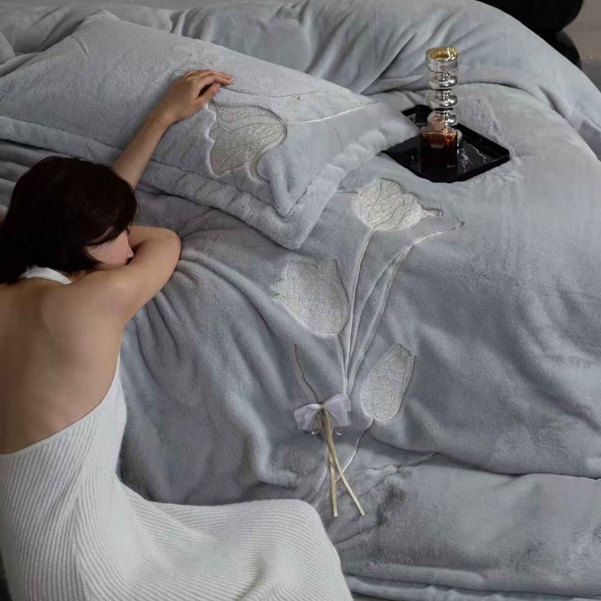 91家纺网 家纺一手货源 找家纺 2026新款高端高克重水貂绒四件套-漫枝系列 漫枝 灰色