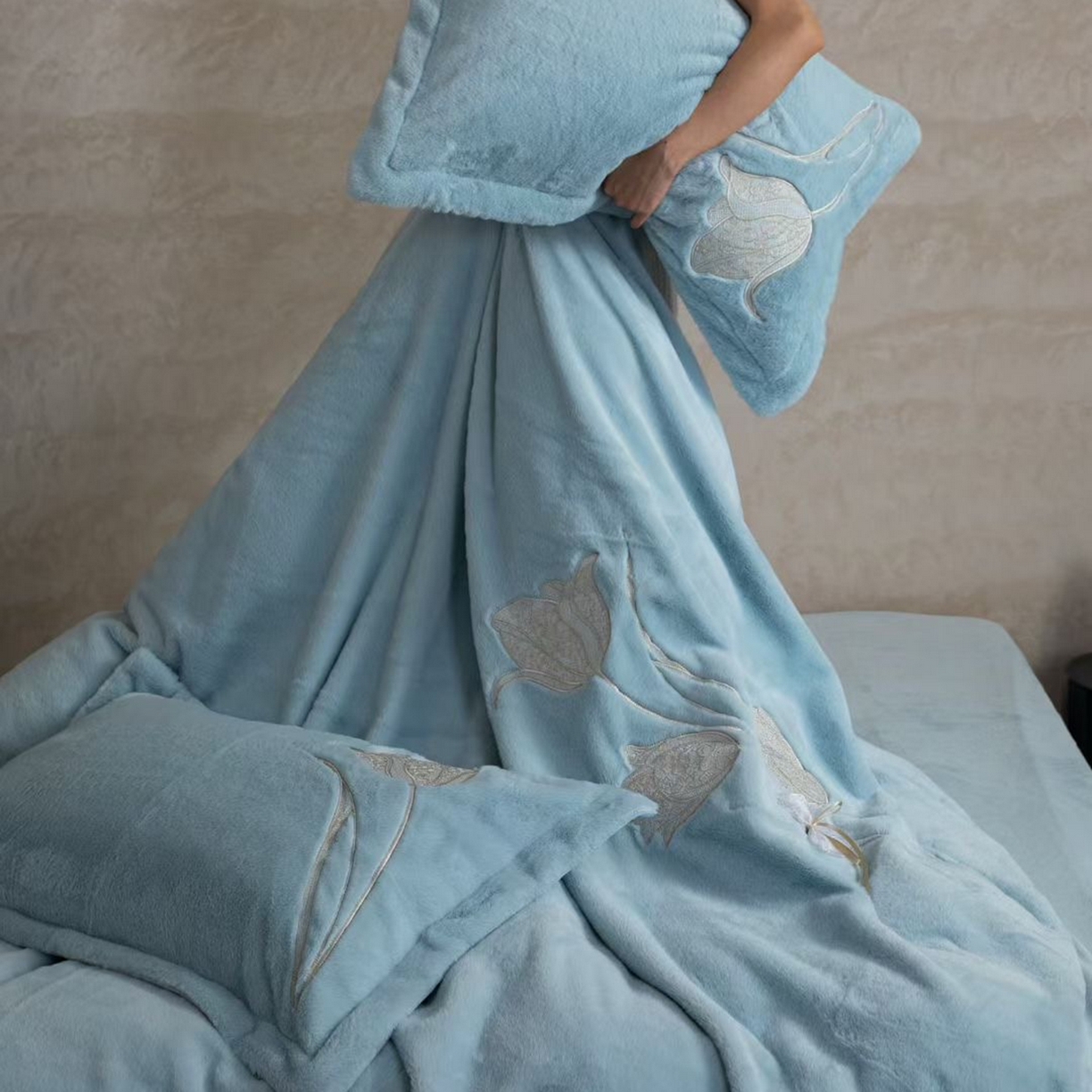 91家纺网 家纺一手货源 找家纺 2026新款高端高克重水貂绒四件套-漫枝系列 漫枝 蓝色