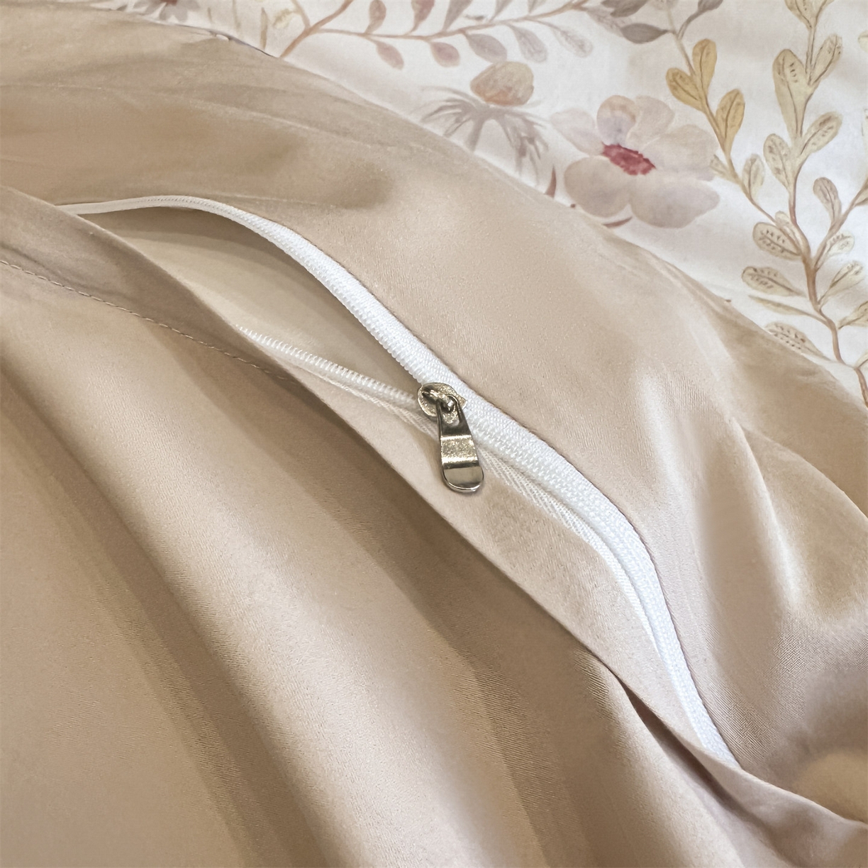 91家纺网 家纺一手货源 找家纺 蓝米卡夫 2026春季新款-60S长绒棉数码印花贡缎系列四件套（礼盒） 阿勒泰秘境