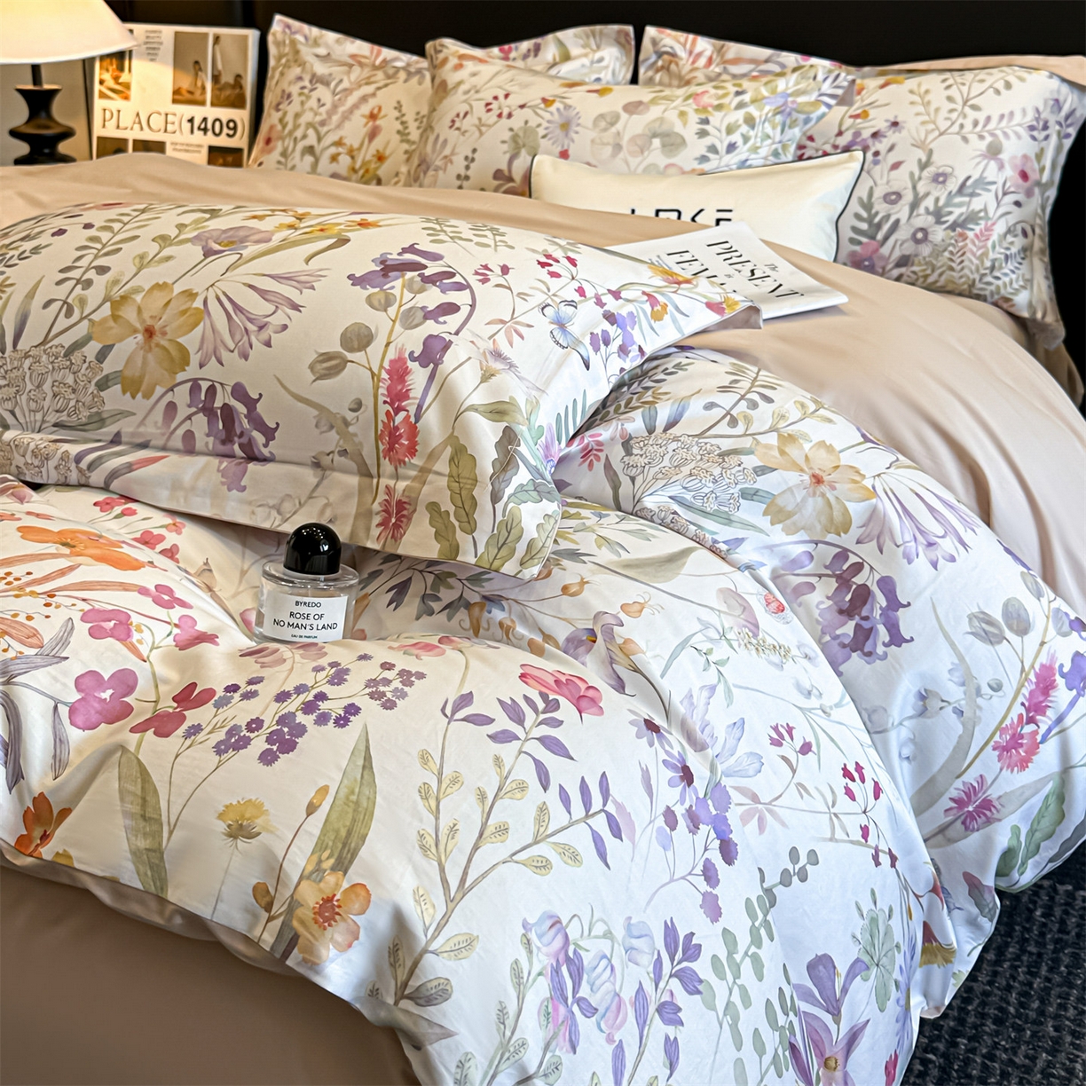 91家纺网 家纺一手货源 找家纺 蓝米卡夫 2026春季新款-60S长绒棉数码印花贡缎系列四件套（礼盒） 阿勒泰紫韵