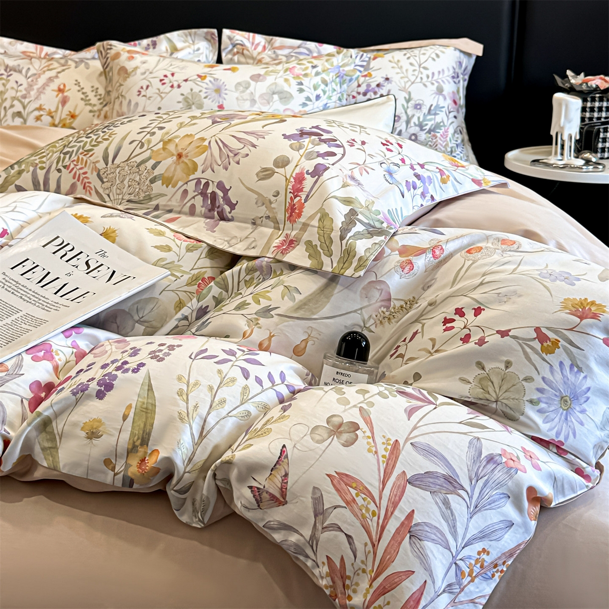 91家纺网 家纺一手货源 找家纺 蓝米卡夫 2026春季新款-60S长绒棉数码印花贡缎系列四件套（礼盒） 阿勒泰紫韵