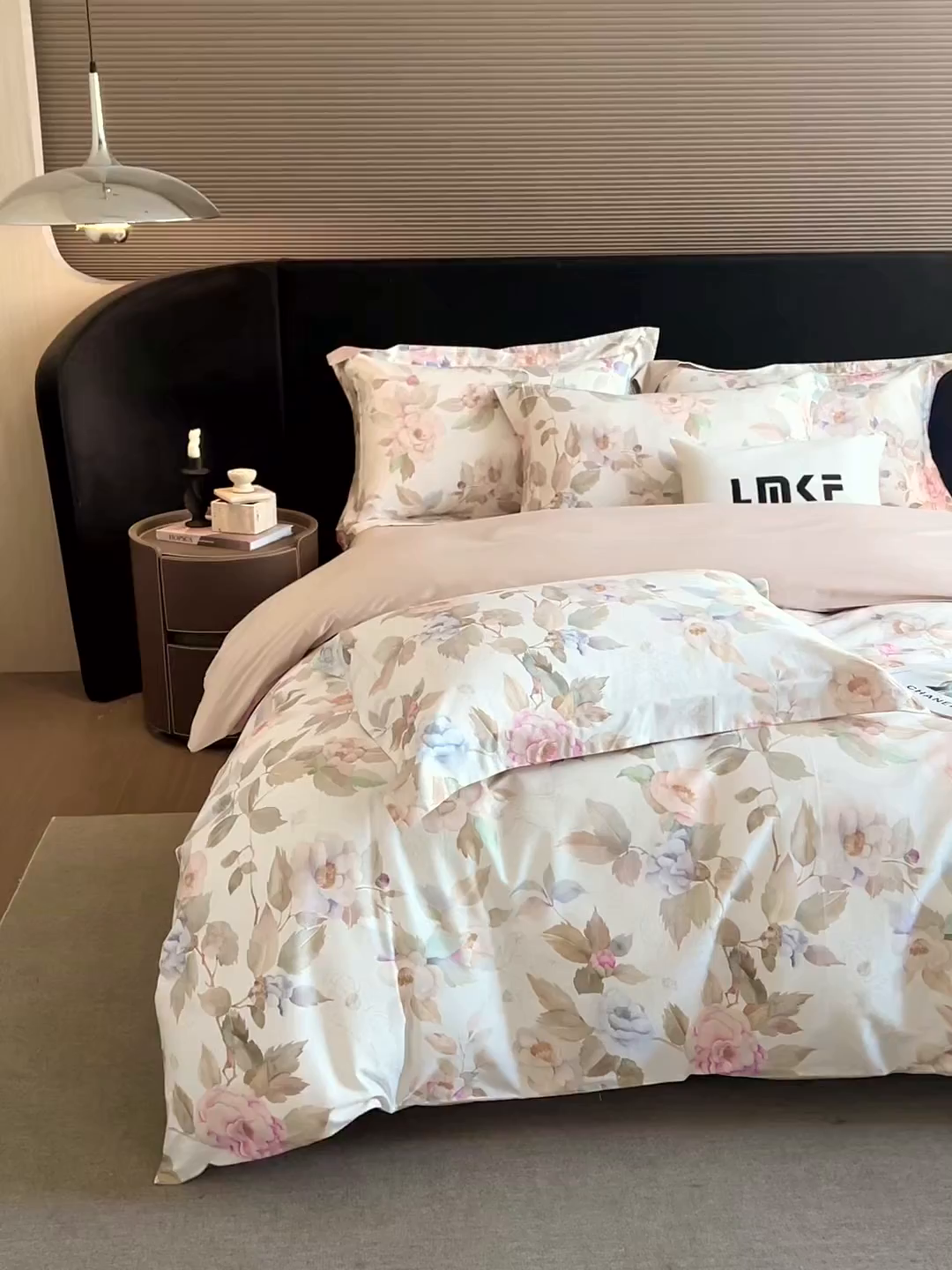 91家纺网 家纺一手货源 找家纺 蓝米卡夫 2026春季新款-60S长绒棉数码印花贡缎系列四件套（礼盒） 芳香情思-咖