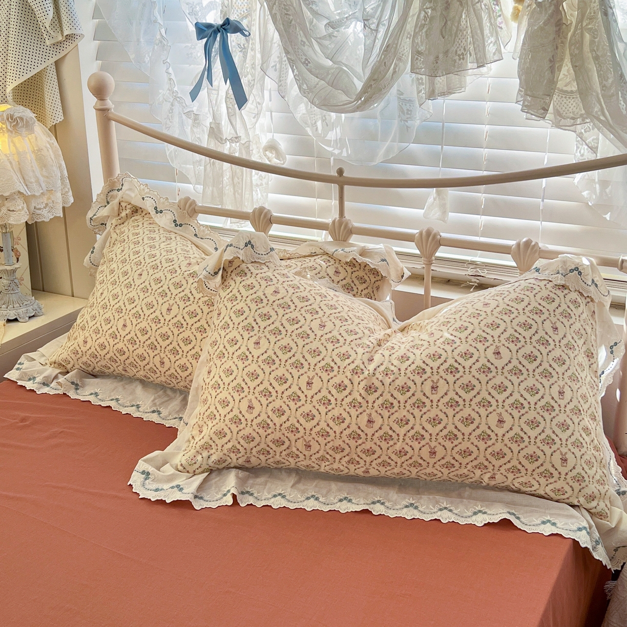 91家纺网 家纺一手货源 找家纺 金丝鸟家纺 2026新款纯棉全棉双层纱刺绣花边款四件套 兔隐织