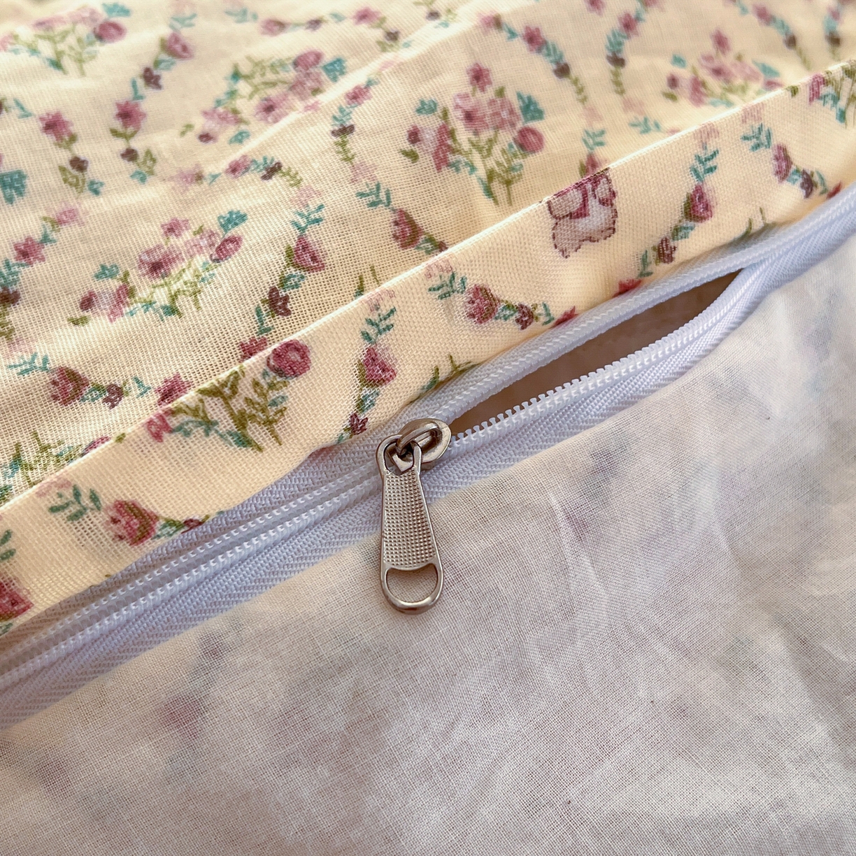 91家纺网 家纺一手货源 找家纺 金丝鸟家纺 2026新款纯棉全棉双层纱刺绣花边款四件套 兔隐织