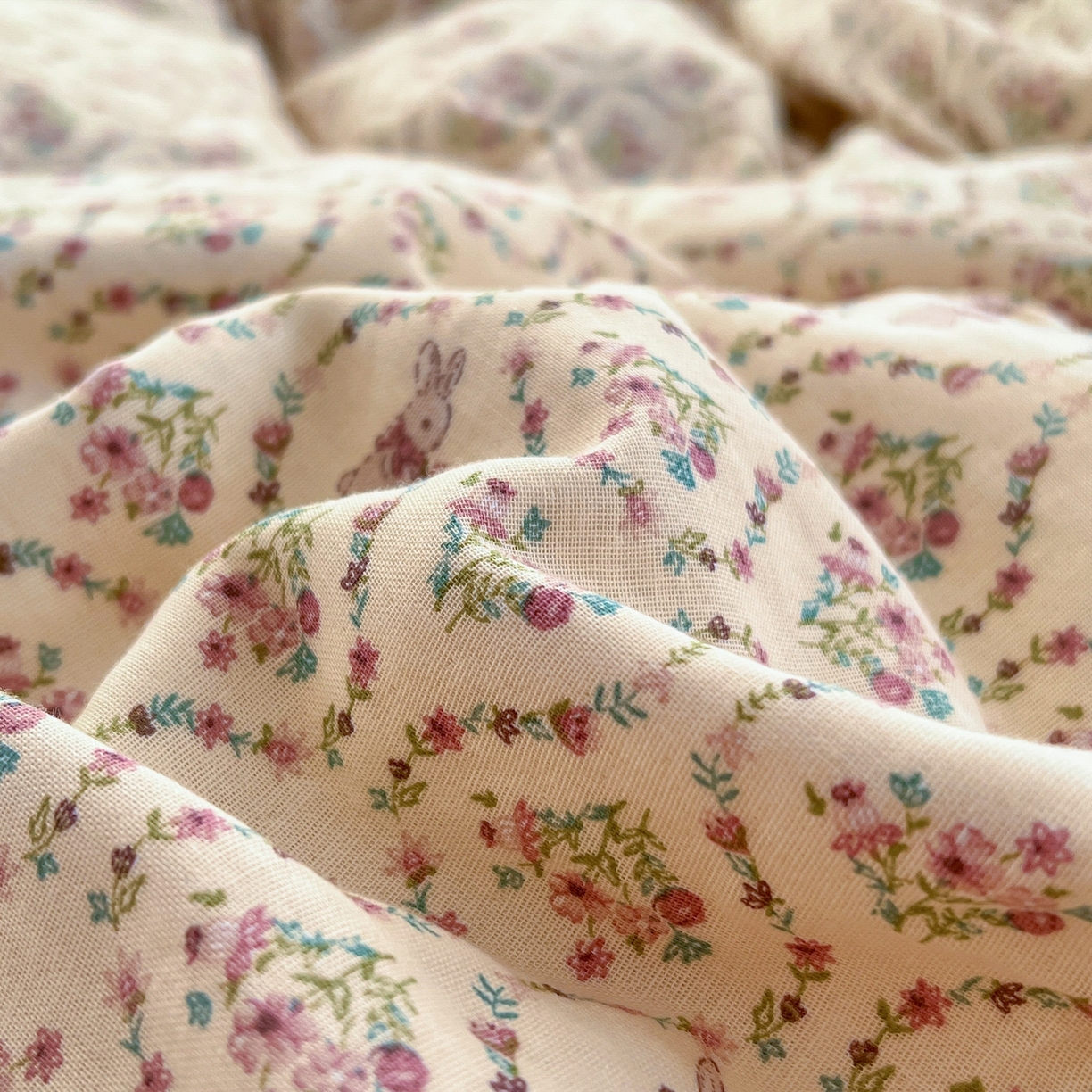 91家纺网 家纺一手货源 找家纺 金丝鸟家纺 2026新款纯棉全棉双层纱刺绣花边款四件套 兔隐织