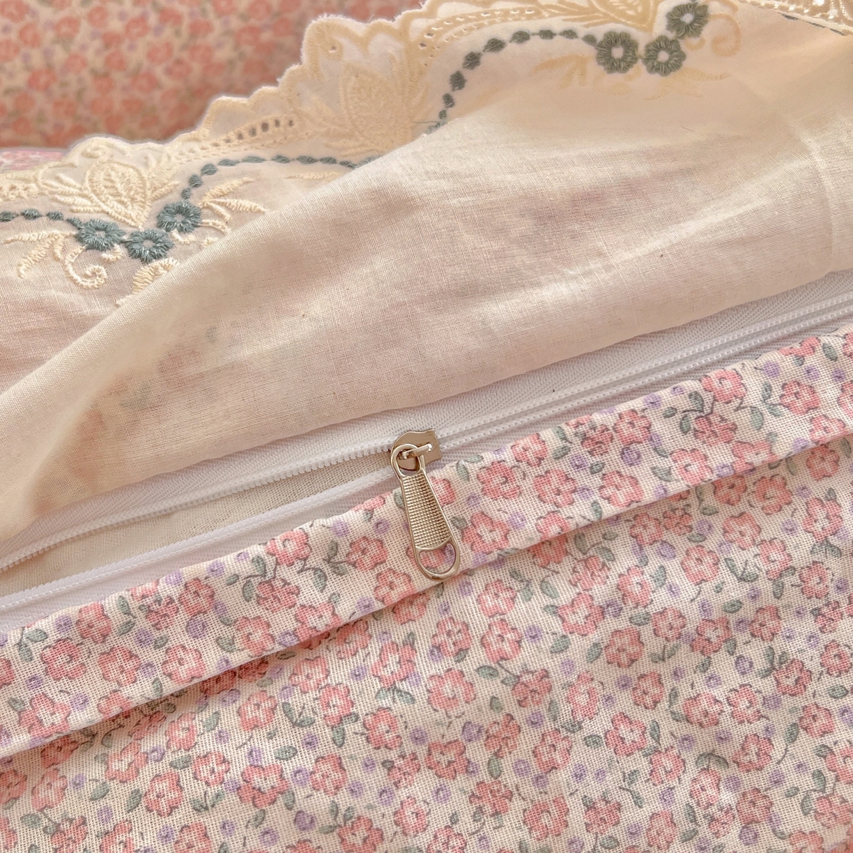 91家纺网 家纺一手货源 找家纺 金丝鸟家纺 2026新款纯棉全棉双层纱刺绣花边款四件套 浅星纱 粉