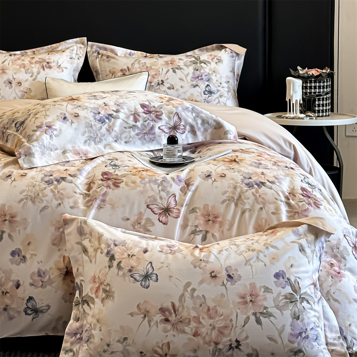 91家纺网 家纺一手货源 找家纺 蓝米卡夫 2026春季新款-60S长绒棉数码印花贡缎系列四件套（礼盒） 花蝶月季