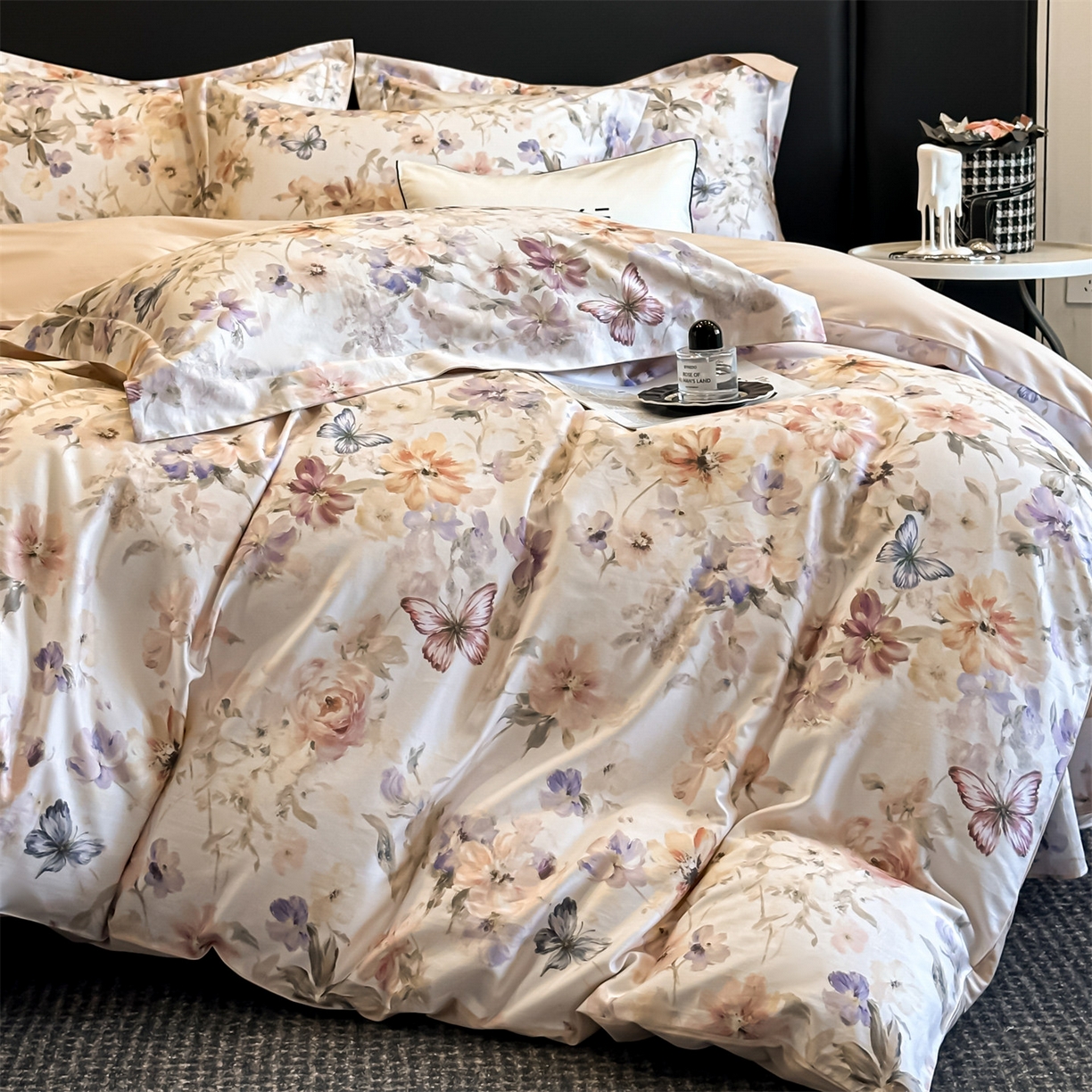 91家纺网 家纺一手货源 找家纺 蓝米卡夫 2026春季新款-60S长绒棉数码印花贡缎系列四件套（礼盒） 花蝶月季