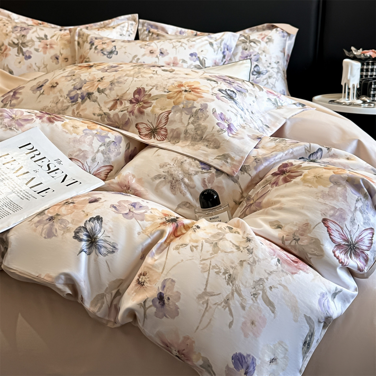 91家纺网 家纺一手货源 找家纺 蓝米卡夫 2026春季新款-60S长绒棉数码印花贡缎系列四件套（礼盒） 花蝶月季