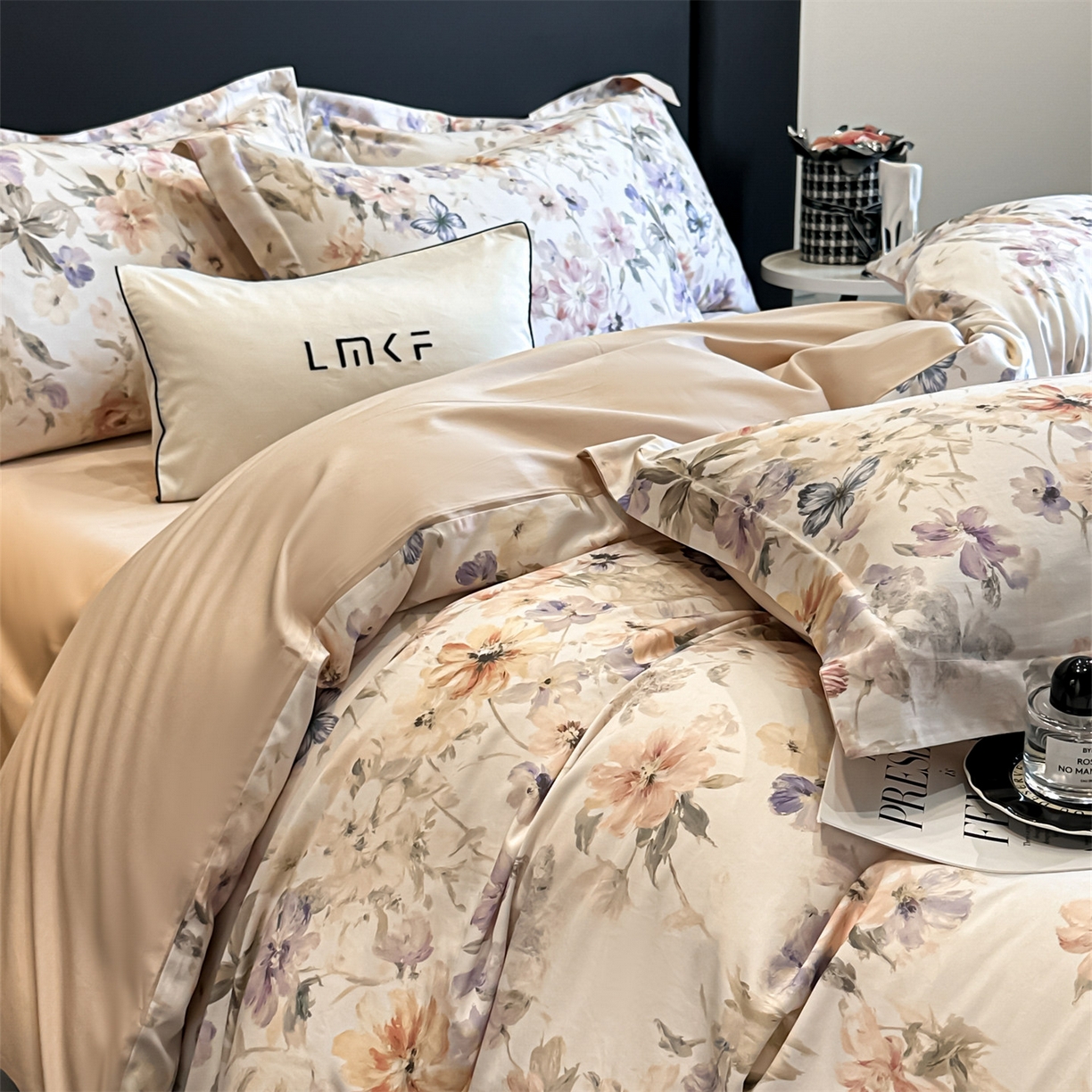 91家纺网 家纺一手货源 找家纺 蓝米卡夫 2026春季新款-60S长绒棉数码印花贡缎系列四件套（礼盒） 花蝶月季