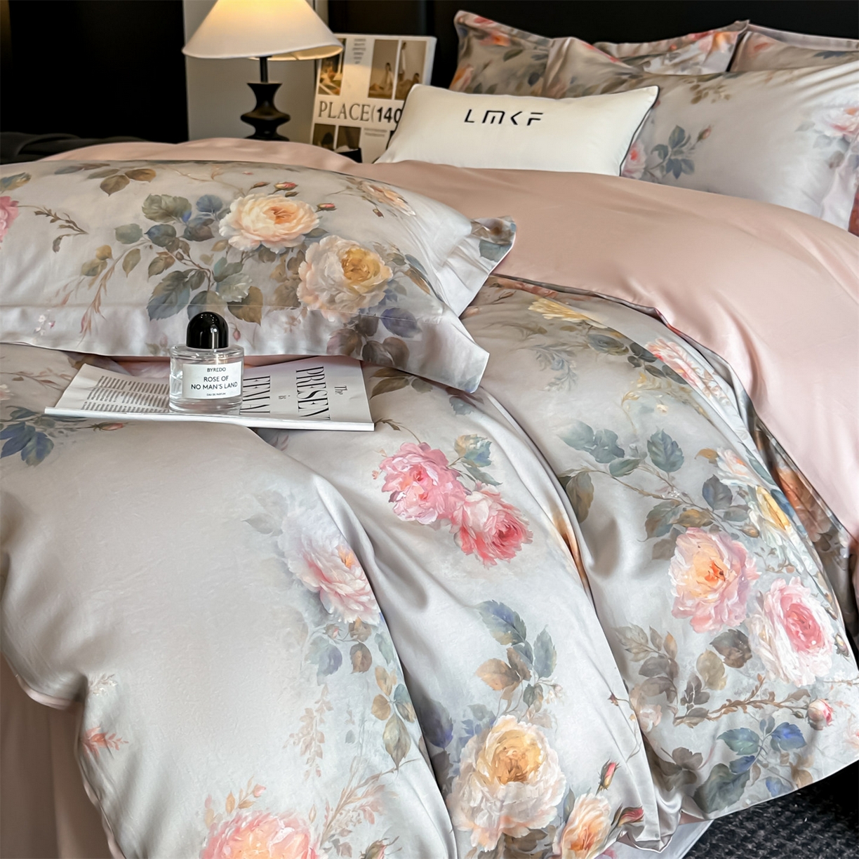 91家纺网 家纺一手货源 找家纺 蓝米卡夫 2026春季新款-60S长绒棉数码印花贡缎系列四件套（礼盒） 喀什芳菲