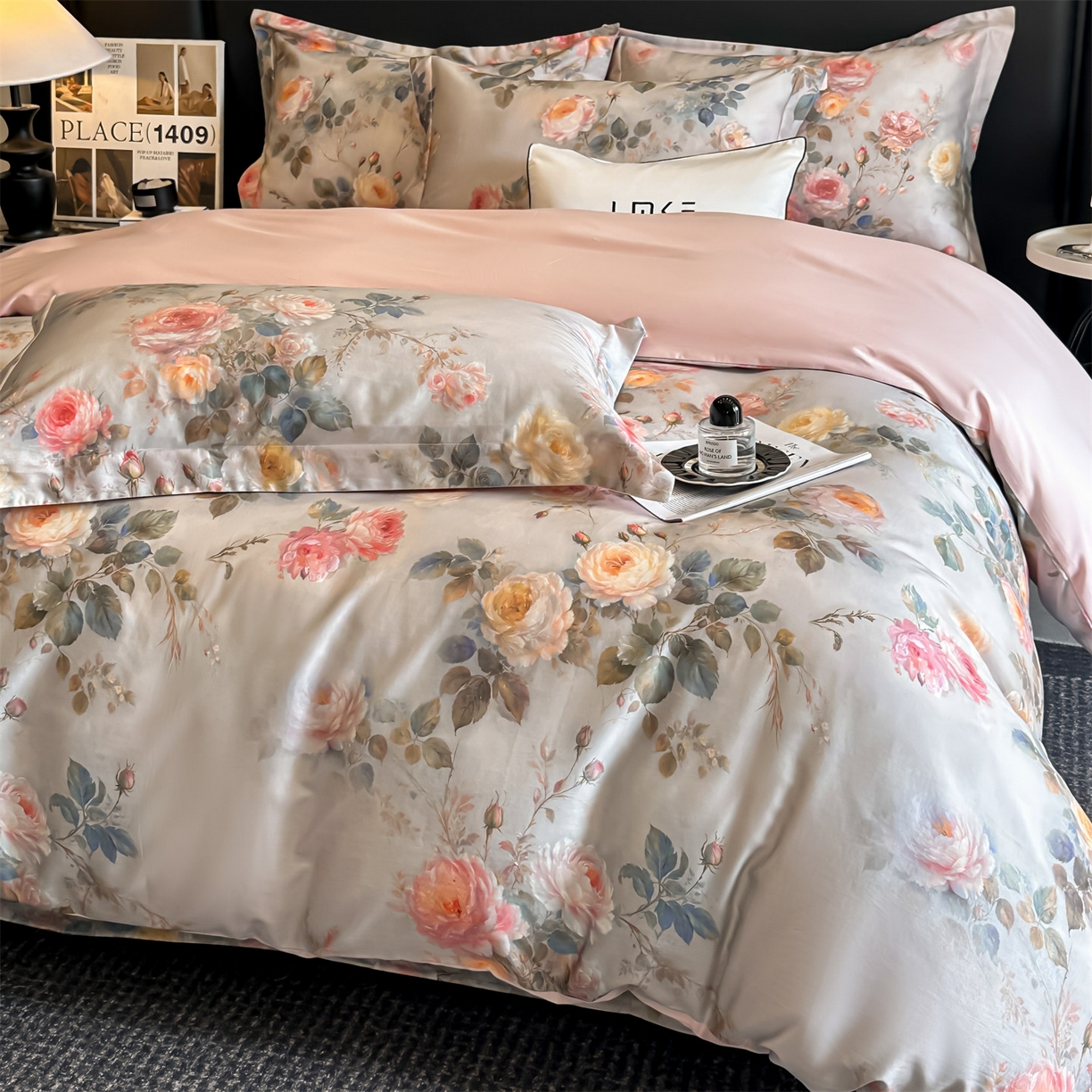 91家纺网 家纺一手货源 找家纺 蓝米卡夫 2026春季新款-60S长绒棉数码印花贡缎系列四件套（礼盒） 喀什芳菲