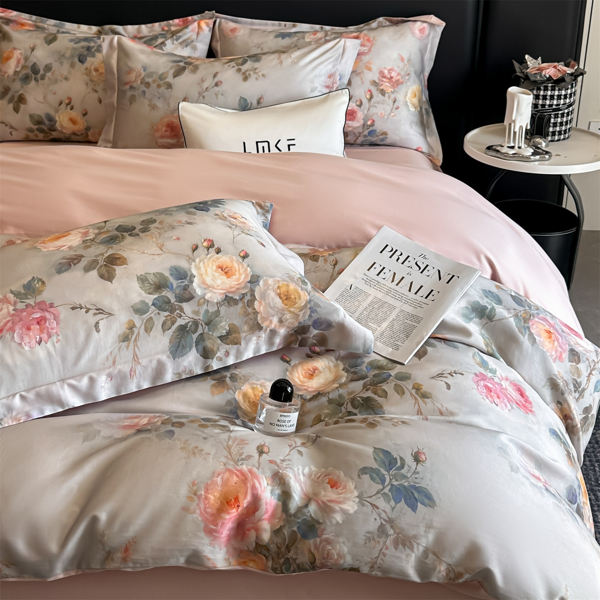 91家纺网 家纺一手货源 找家纺 蓝米卡夫 2026春季新款-60S长绒棉数码印花贡缎系列四件套（礼盒） 喀什芳菲