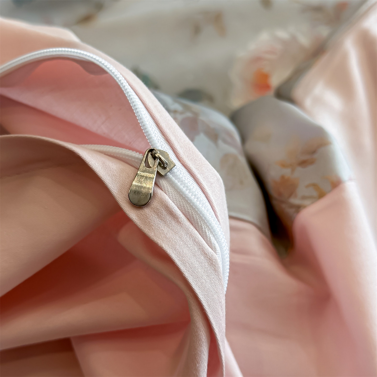 91家纺网 家纺一手货源 找家纺 蓝米卡夫 2026春季新款-60S长绒棉数码印花贡缎系列四件套（礼盒） 喀什芳菲