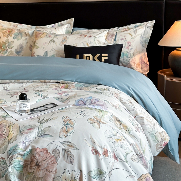 91家纺网 家纺一手货源 找家纺 蓝米卡夫 2026春季新款-60S长绒棉数码印花贡缎系列四件套（礼盒） 凝香玉露