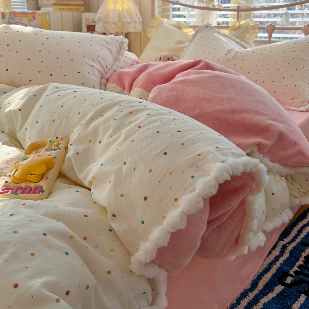 金丝鸟家纺 2026新款全棉双层纱加牛奶绒毛球花边四件套 毛球彩色玻璃球
