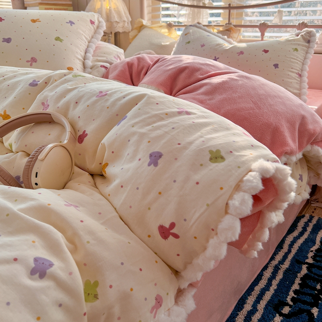 91家纺网 家纺一手货源 找家纺 （总）金丝鸟家纺 2026新款全棉双层纱加牛奶绒毛球花边四件套