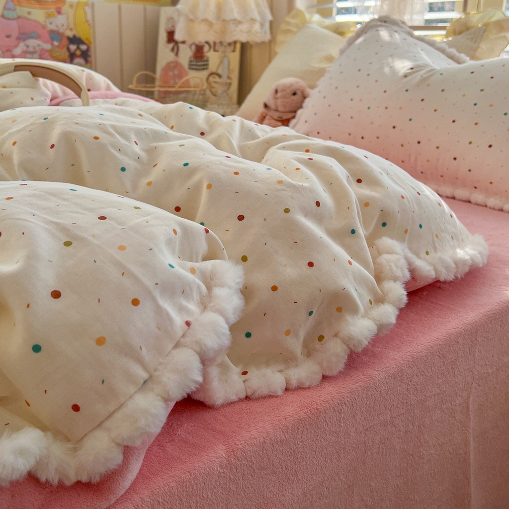 91家纺网 家纺一手货源 找家纺 金丝鸟家纺 2026新款全棉双层纱加牛奶绒毛球花边四件套 毛球彩色玻璃球