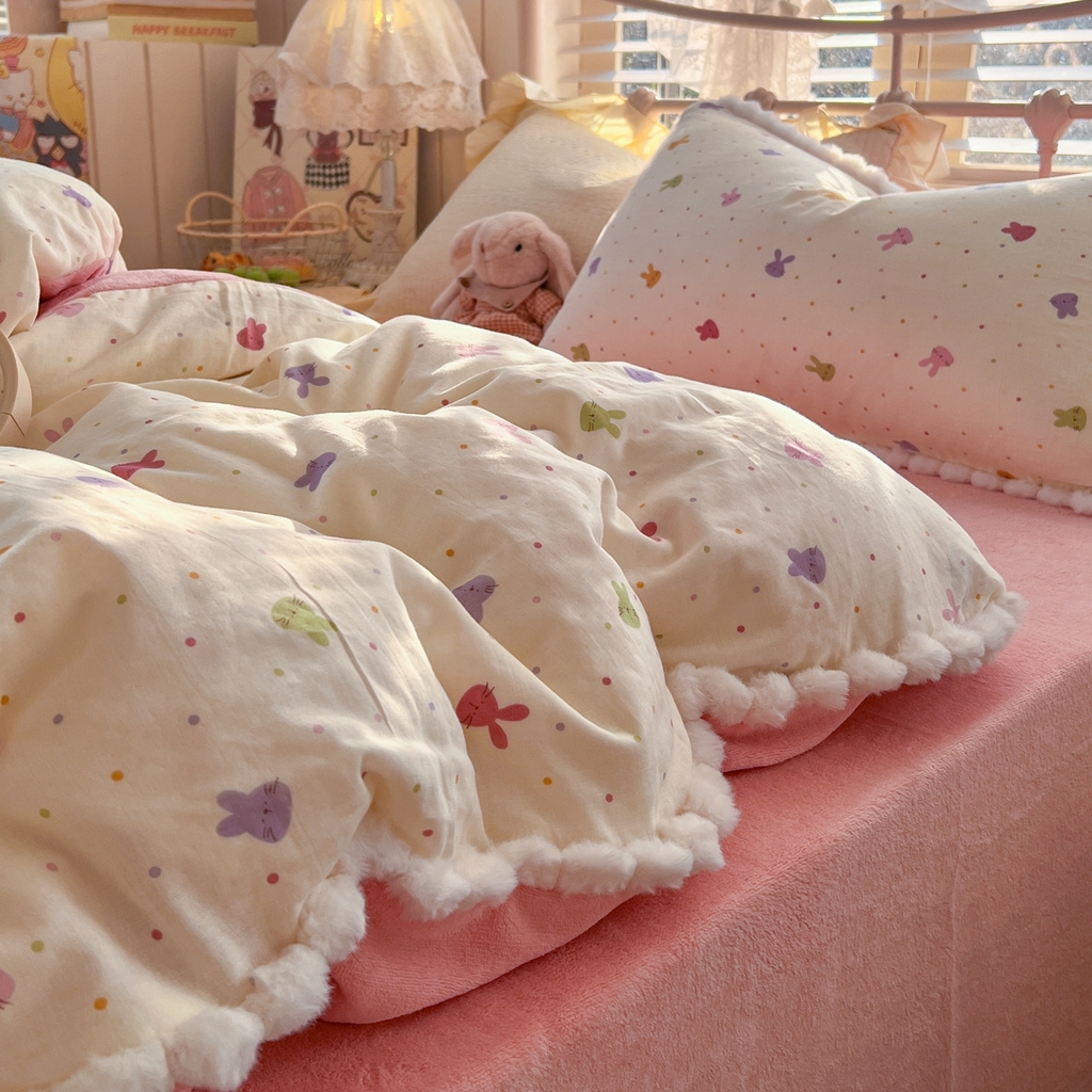 91家纺网 家纺一手货源 找家纺 金丝鸟家纺 2026新款全棉双层纱加牛奶绒毛球花边四件套 毛球彩色小兔子