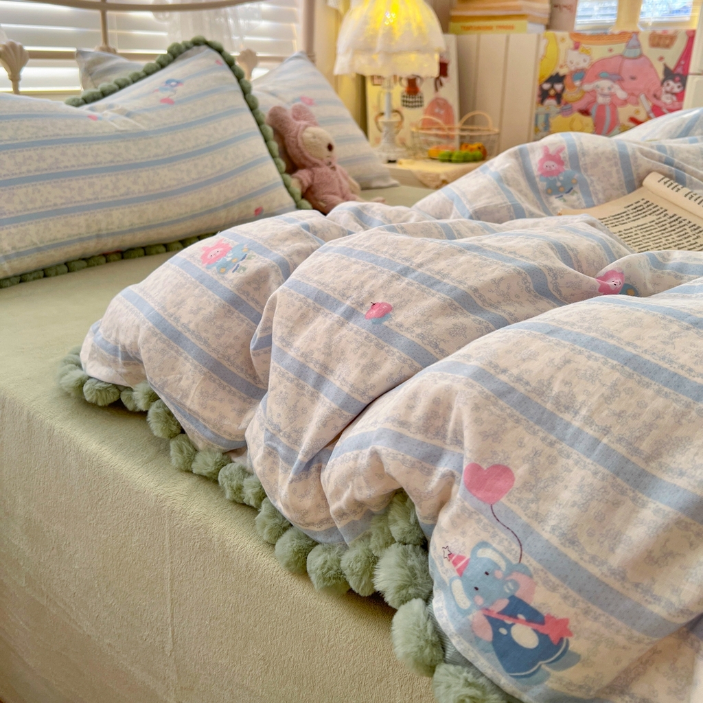 91家纺网 家纺一手货源 找家纺 金丝鸟家纺 2026新款全棉双层纱加牛奶绒毛球花边四件套 毛球蓝色小象