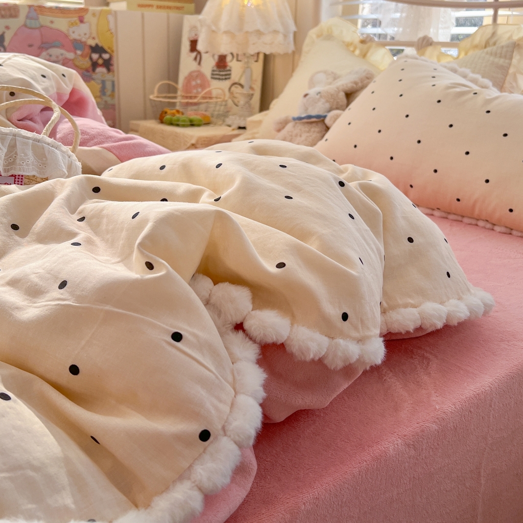 91家纺网 家纺一手货源 找家纺 金丝鸟家纺 2026新款全棉双层纱加牛奶绒毛球花边四件套 毛球小黑点点