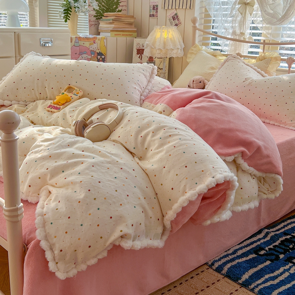 91家纺网 家纺一手货源 找家纺 金丝鸟家纺 2026新款全棉双层纱加牛奶绒毛球花边四件套 毛球彩色玻璃球