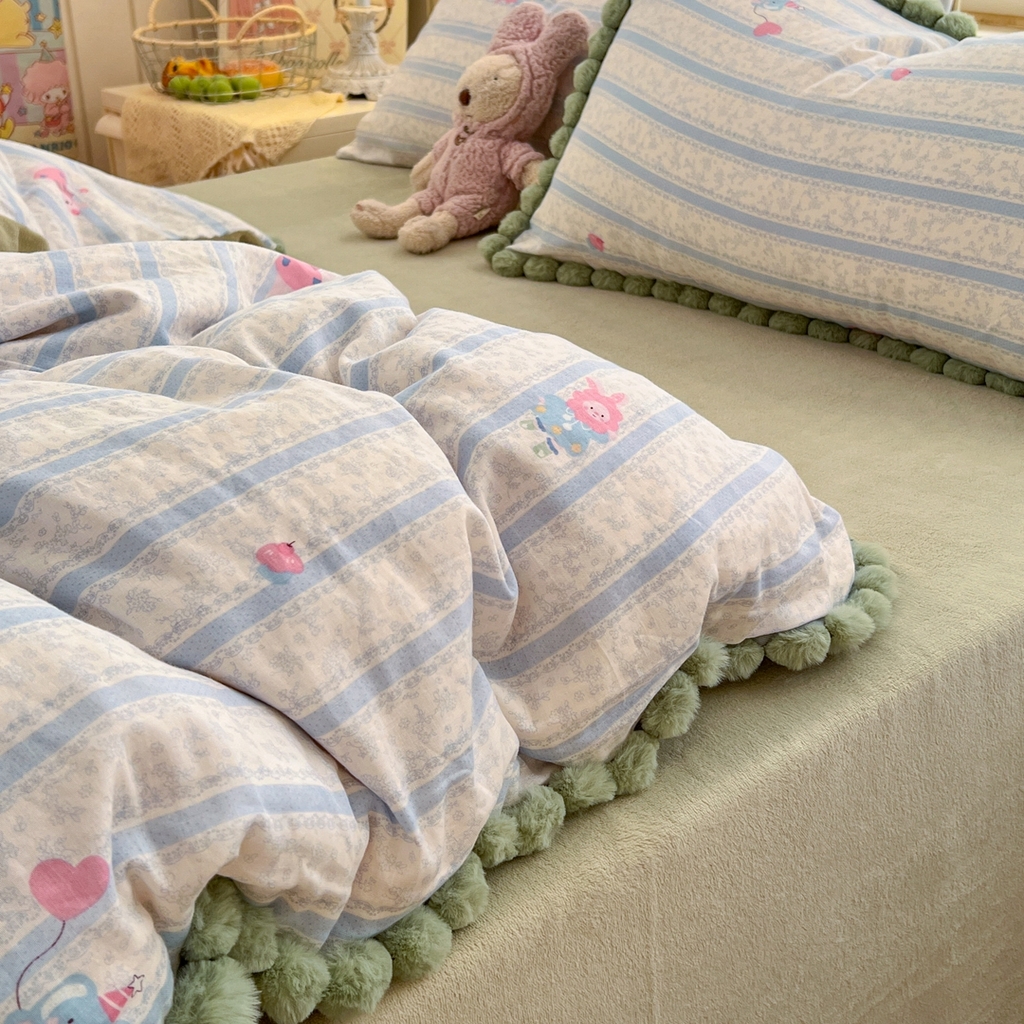 91家纺网 家纺一手货源 找家纺 金丝鸟家纺 2026新款全棉双层纱加牛奶绒毛球花边四件套 毛球蓝色小象