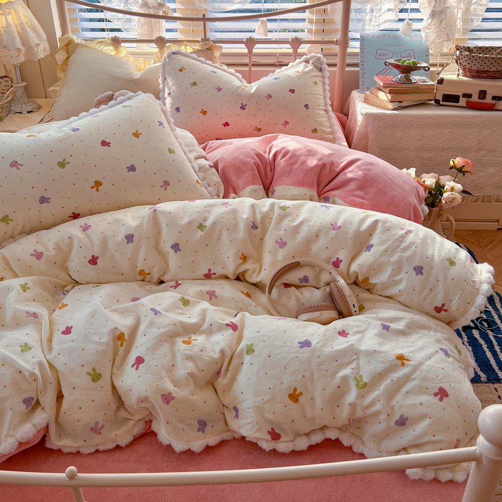 91家纺网 家纺一手货源 找家纺 金丝鸟家纺 2026新款全棉双层纱加牛奶绒毛球花边四件套 毛球彩色小兔子