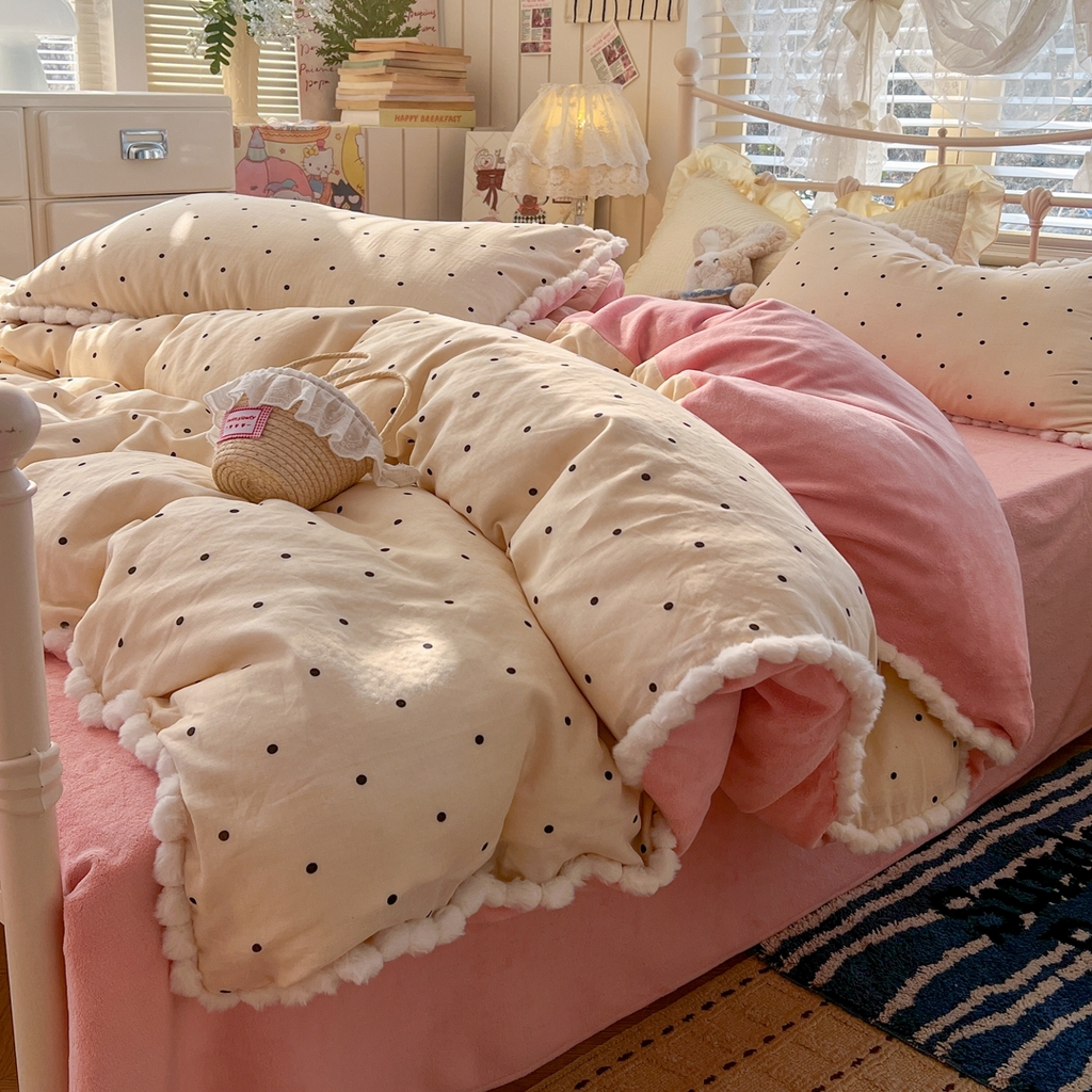 91家纺网 家纺一手货源 找家纺 金丝鸟家纺 2026新款全棉双层纱加牛奶绒毛球花边四件套 毛球小黑点点