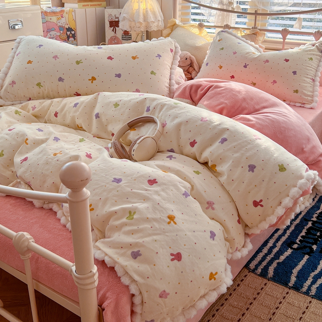 91家纺网 家纺一手货源 找家纺 金丝鸟家纺 2026新款全棉双层纱加牛奶绒毛球花边四件套 毛球彩色小兔子