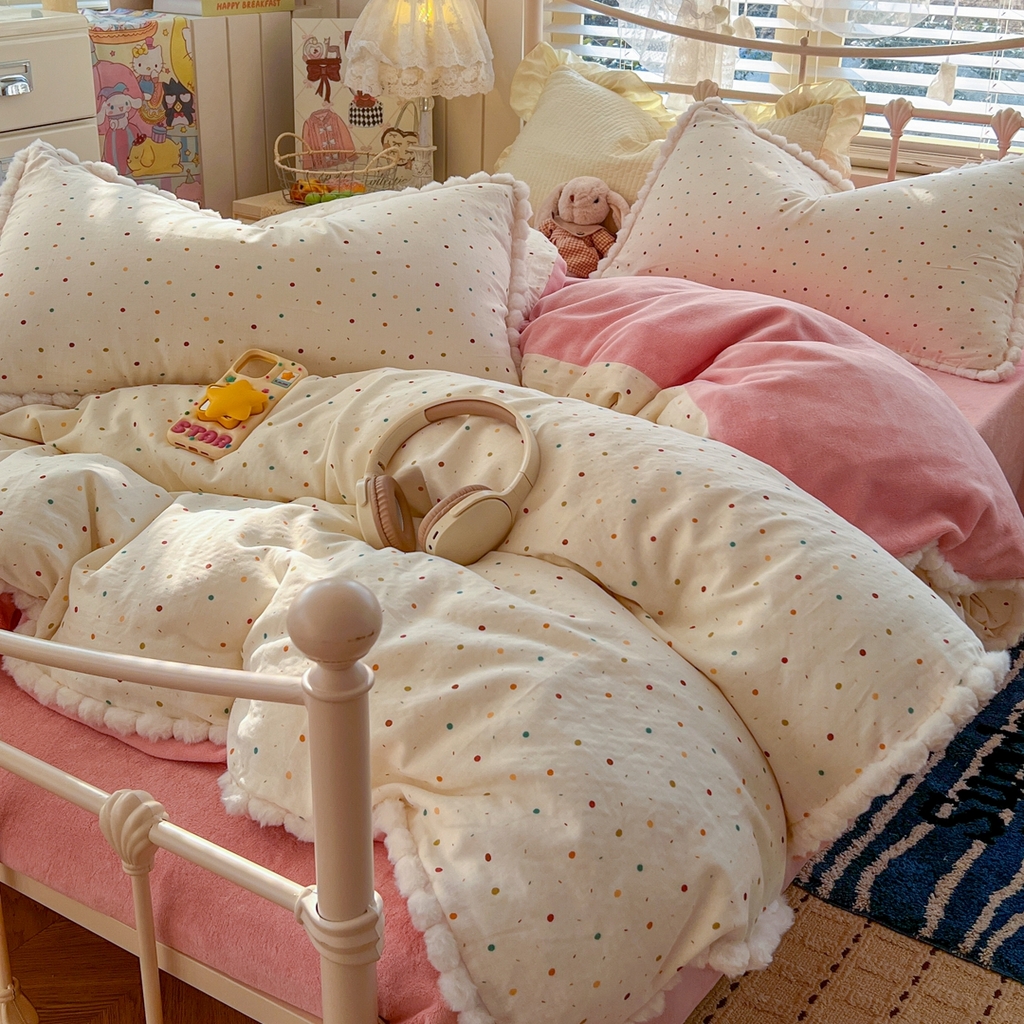 91家纺网 家纺一手货源 找家纺 金丝鸟家纺 2026新款全棉双层纱加牛奶绒毛球花边四件套 毛球彩色玻璃球