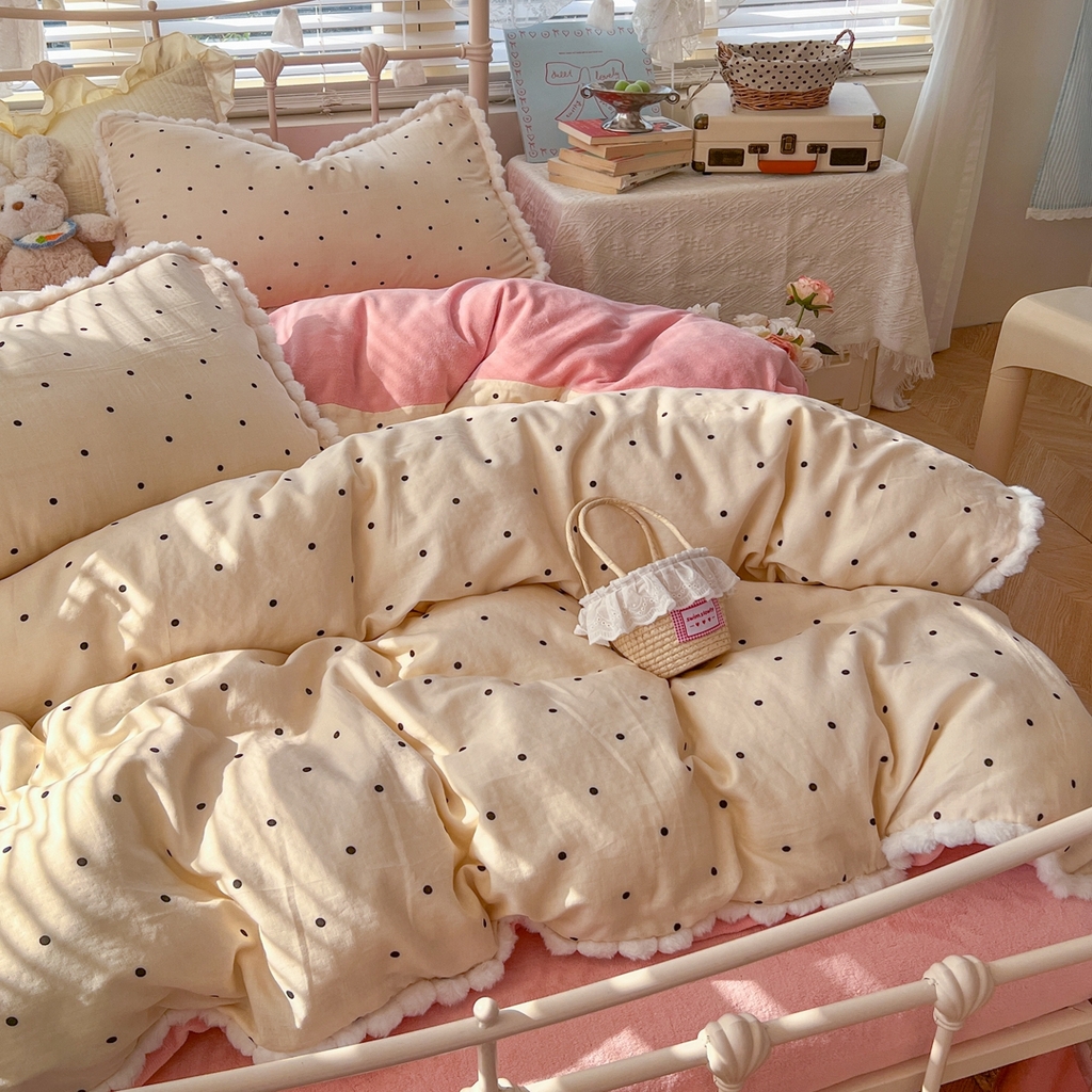 91家纺网 家纺一手货源 找家纺 金丝鸟家纺 2026新款全棉双层纱加牛奶绒毛球花边四件套 毛球小黑点点