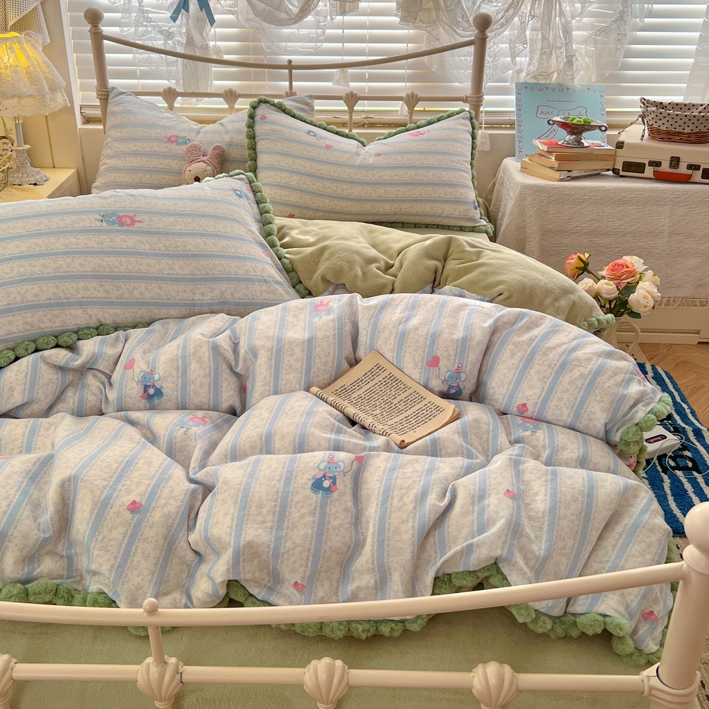 91家纺网 家纺一手货源 找家纺 金丝鸟家纺 2026新款全棉双层纱加牛奶绒毛球花边四件套 毛球蓝色小象