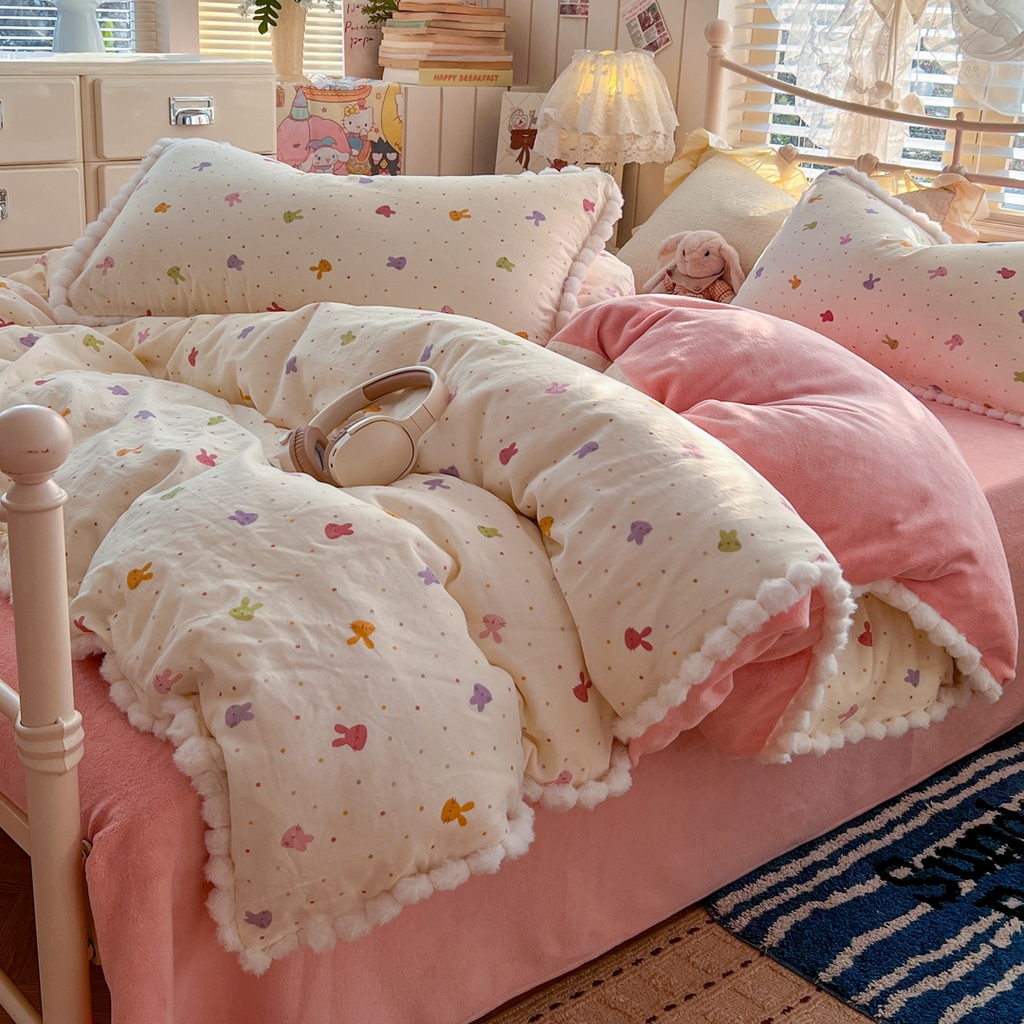 91家纺网 家纺一手货源 找家纺 金丝鸟家纺 2026新款全棉双层纱加牛奶绒毛球花边四件套 毛球彩色小兔子