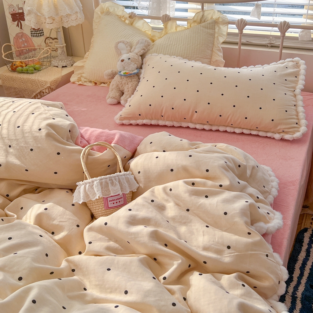 91家纺网 家纺一手货源 找家纺 金丝鸟家纺 2026新款全棉双层纱加牛奶绒毛球花边四件套 毛球小黑点点