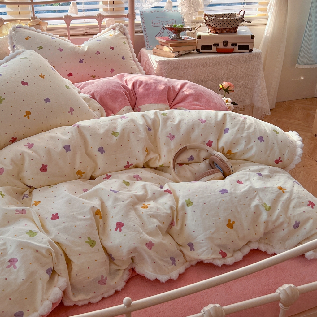 91家纺网 家纺一手货源 找家纺 金丝鸟家纺 2026新款全棉双层纱加牛奶绒毛球花边四件套 毛球彩色小兔子