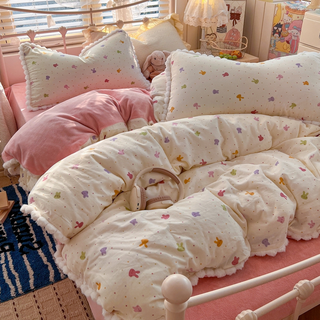 91家纺网 家纺一手货源 找家纺 金丝鸟家纺 2026新款全棉双层纱加牛奶绒毛球花边四件套 毛球彩色小兔子