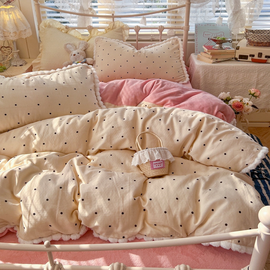 91家纺网 家纺一手货源 找家纺 金丝鸟家纺 2026新款全棉双层纱加牛奶绒毛球花边四件套 毛球小黑点点