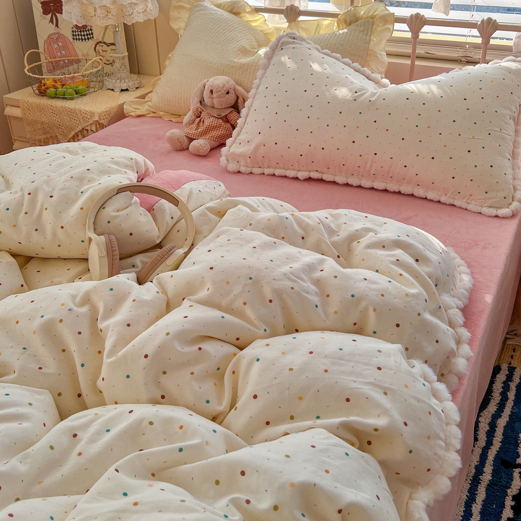 91家纺网 家纺一手货源 找家纺 金丝鸟家纺 2026新款全棉双层纱加牛奶绒毛球花边四件套 毛球彩色玻璃球