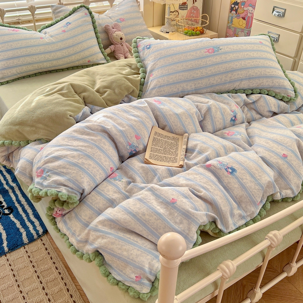 91家纺网 家纺一手货源 找家纺 金丝鸟家纺 2026新款全棉双层纱加牛奶绒毛球花边四件套 毛球蓝色小象