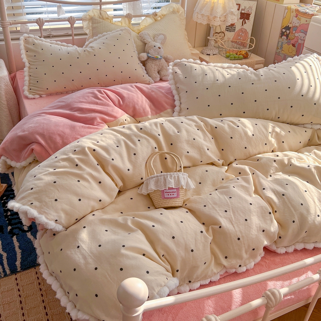 91家纺网 家纺一手货源 找家纺 金丝鸟家纺 2026新款全棉双层纱加牛奶绒毛球花边四件套 毛球小黑点点