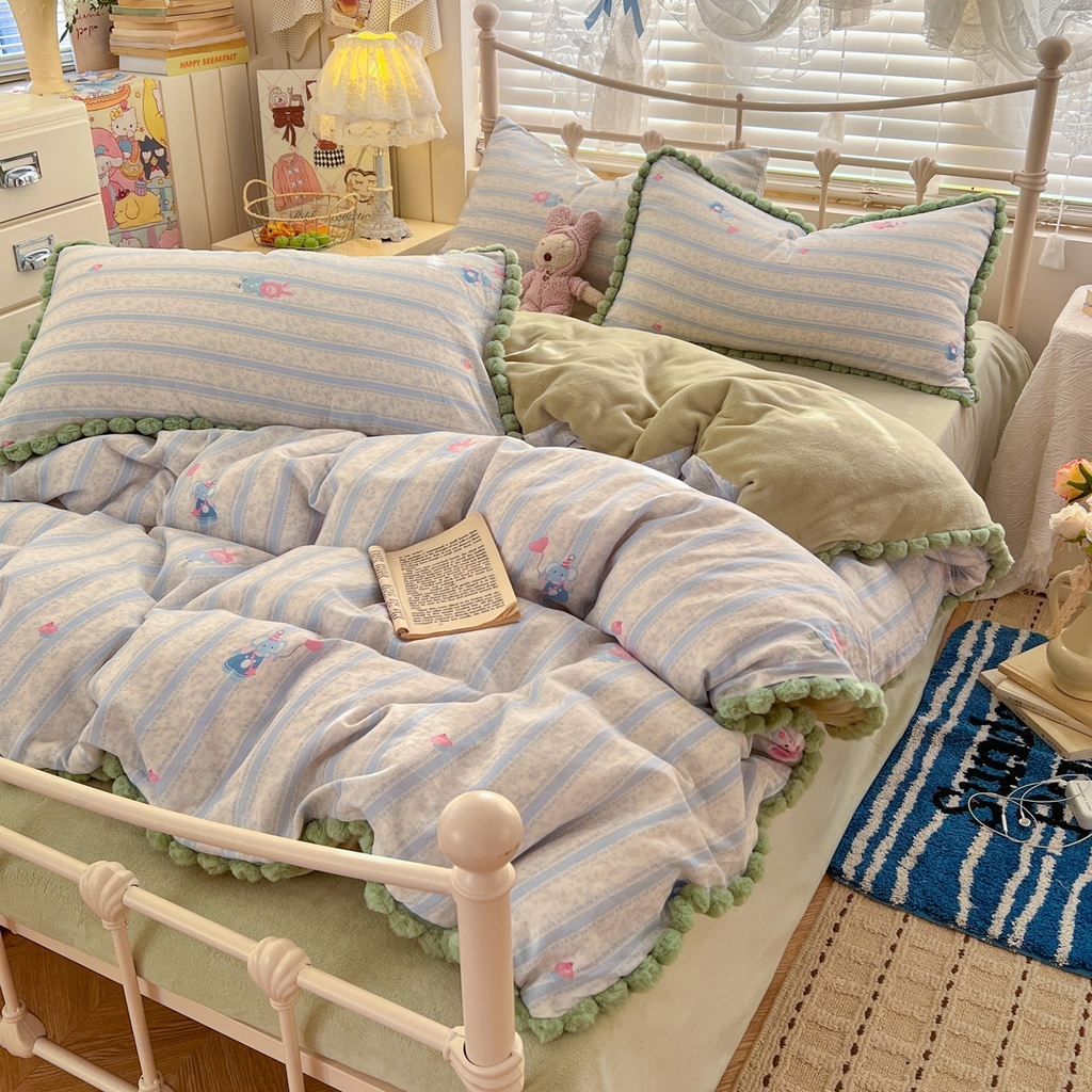 91家纺网 家纺一手货源 找家纺 金丝鸟家纺 2026新款全棉双层纱加牛奶绒毛球花边四件套 毛球蓝色小象