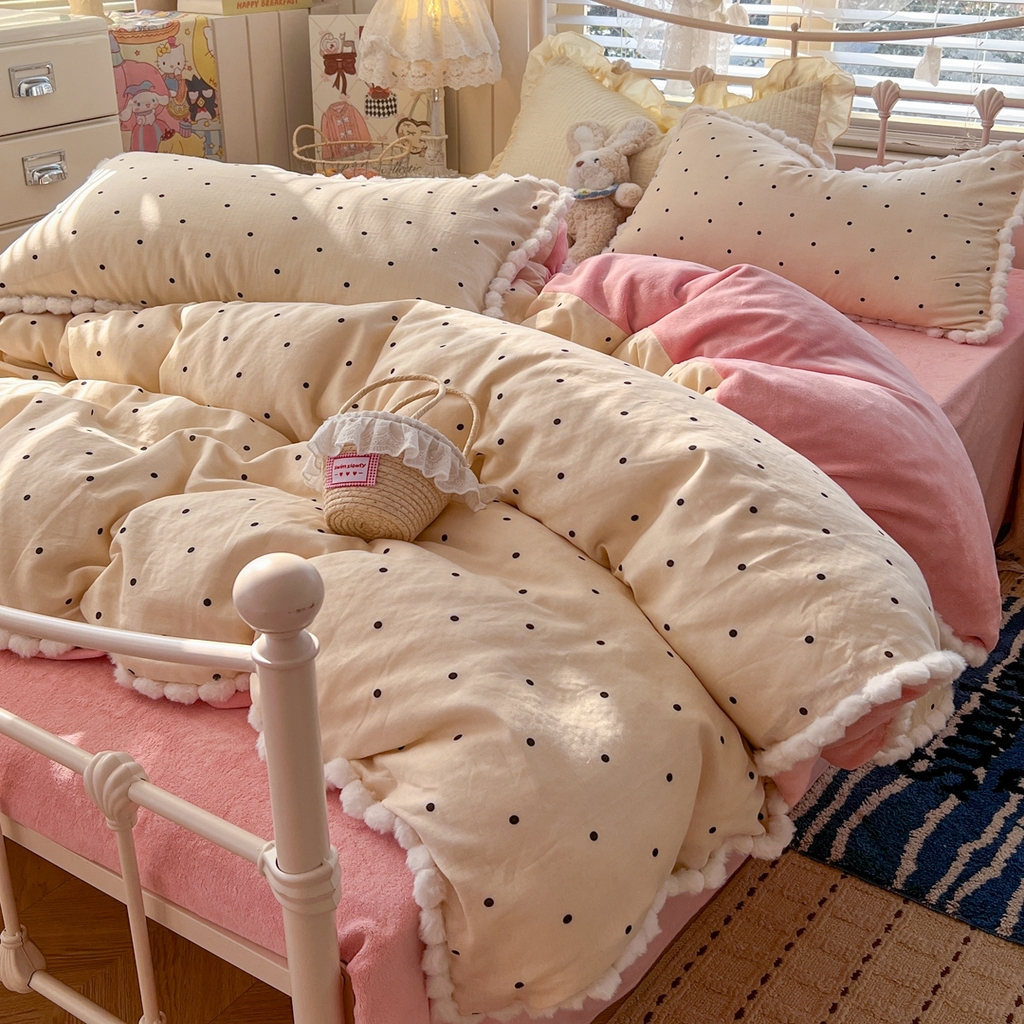 91家纺网 家纺一手货源 找家纺 金丝鸟家纺 2026新款全棉双层纱加牛奶绒毛球花边四件套 毛球小黑点点