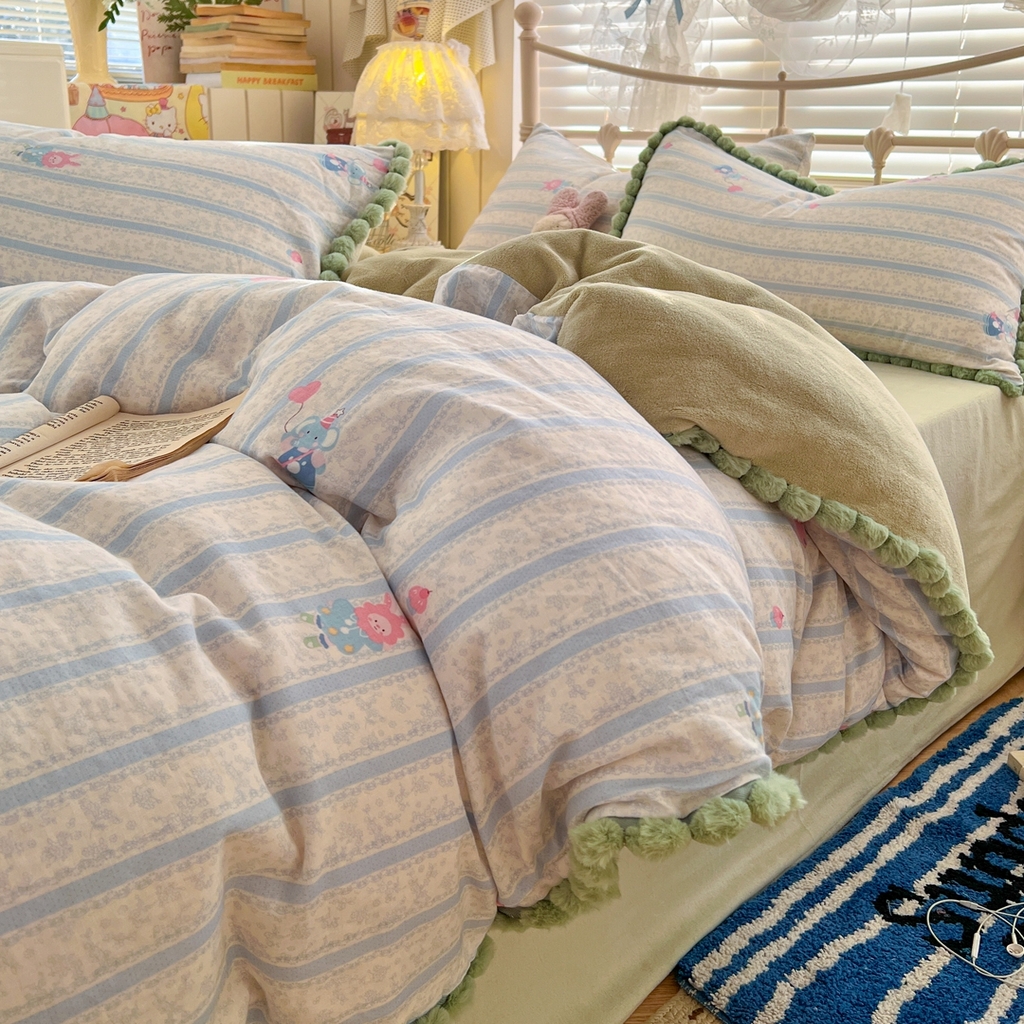 91家纺网 家纺一手货源 找家纺 金丝鸟家纺 2026新款全棉双层纱加牛奶绒毛球花边四件套 毛球蓝色小象