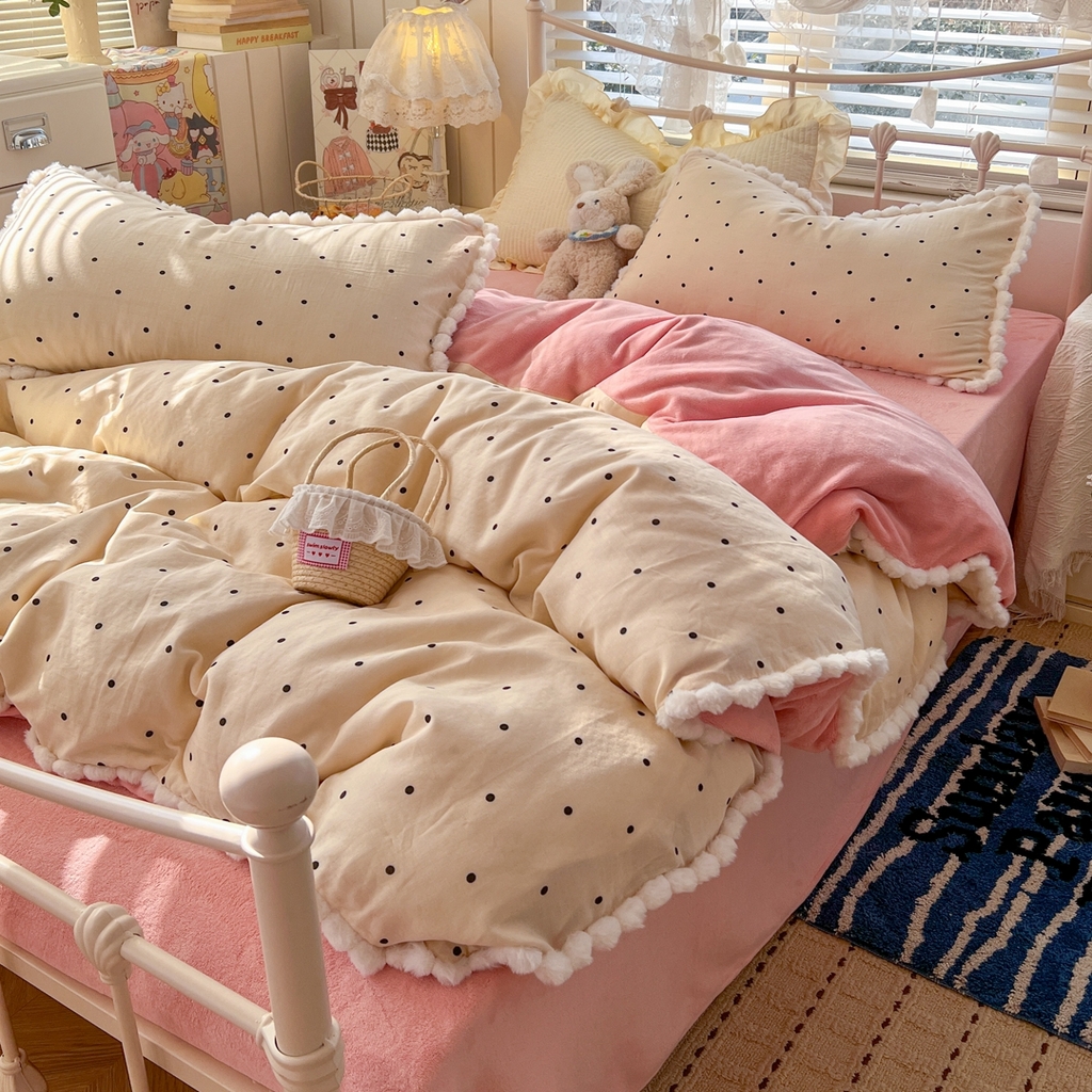 91家纺网 家纺一手货源 找家纺 金丝鸟家纺 2026新款全棉双层纱加牛奶绒毛球花边四件套 毛球小黑点点