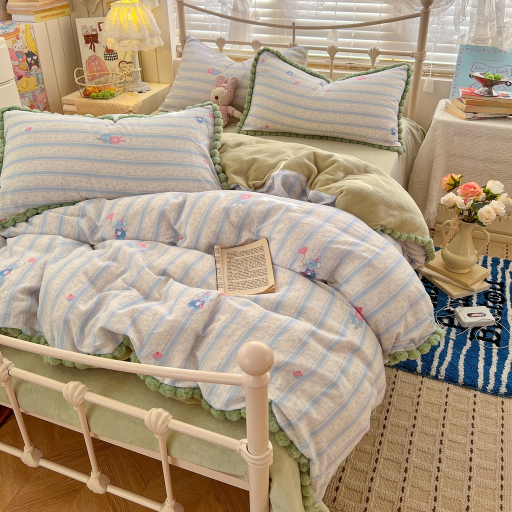 91家纺网 家纺一手货源 找家纺 金丝鸟家纺 2026新款全棉双层纱加牛奶绒毛球花边四件套 毛球蓝色小象