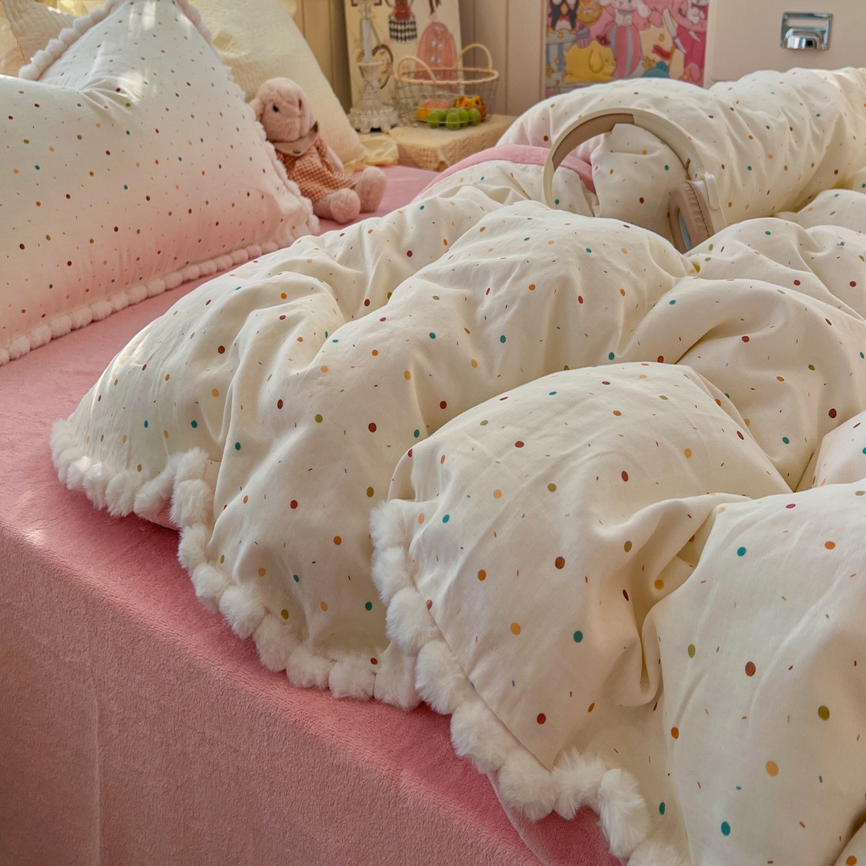 91家纺网 家纺一手货源 找家纺 金丝鸟家纺 2026新款全棉双层纱加牛奶绒毛球花边四件套 毛球彩色玻璃球